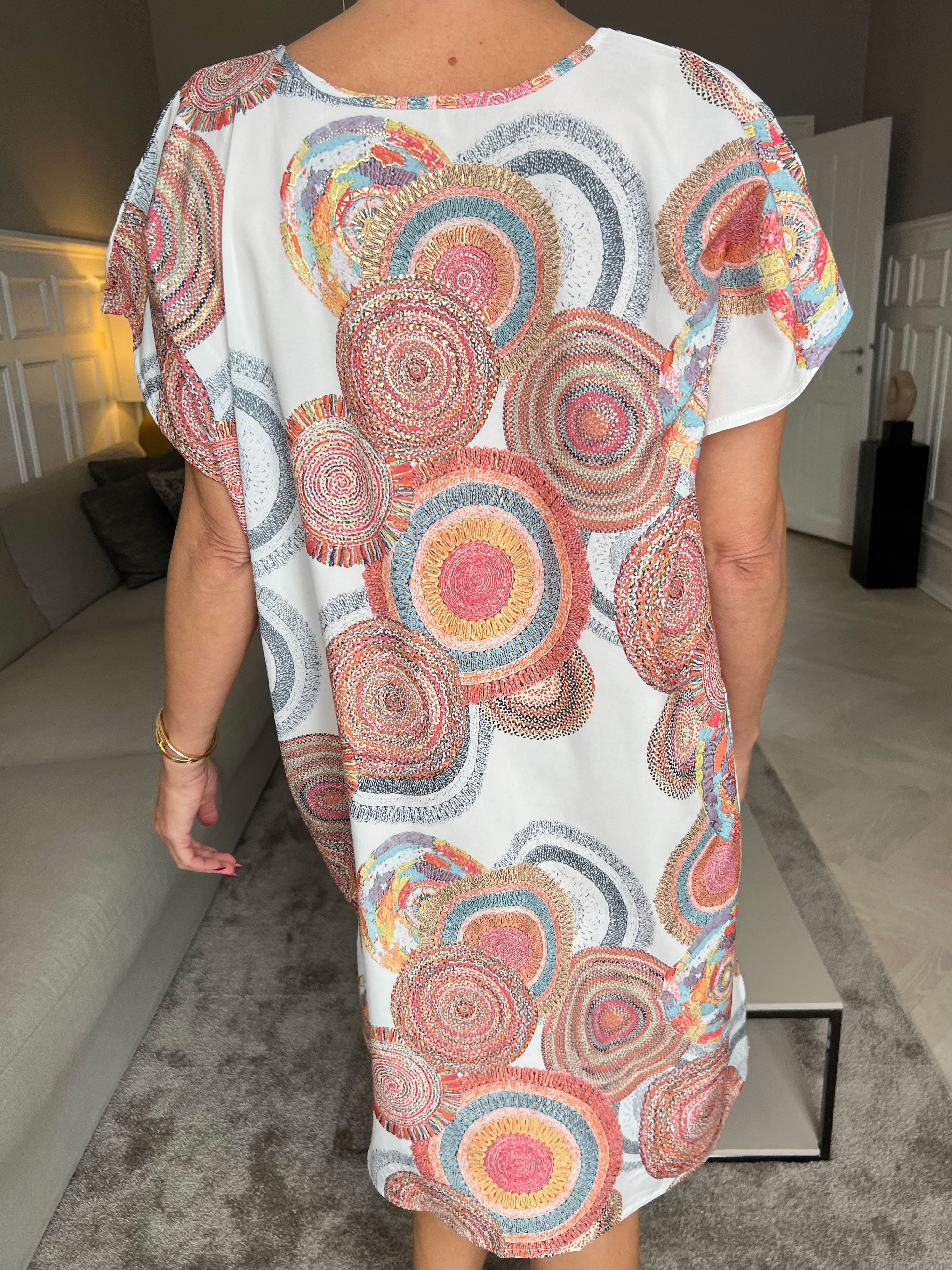 Helena - Lätt och luftig mönstrad klänning i siden